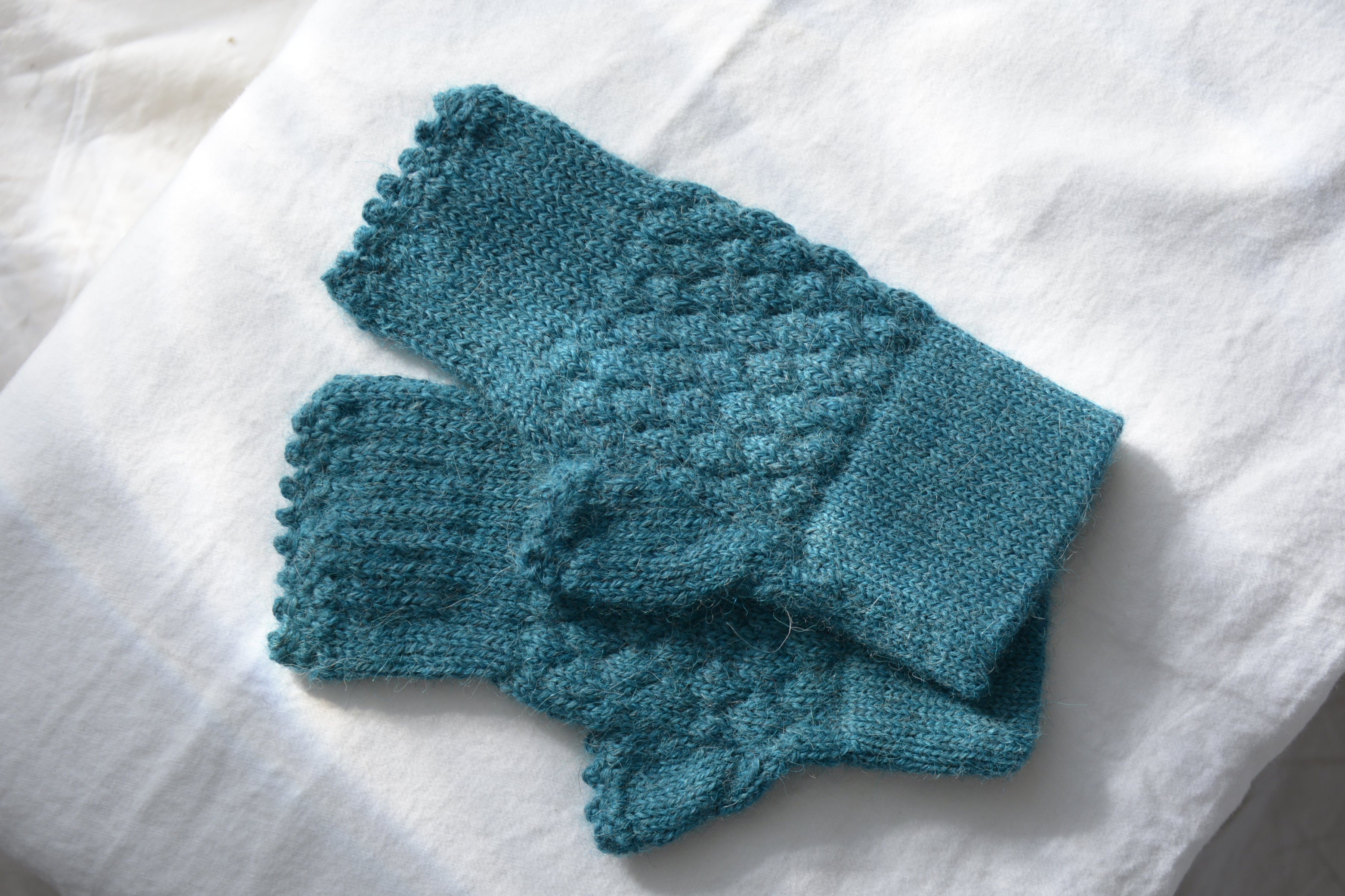 Mittens_honeycomb_pattern_alpaca_wool_blue_aqua