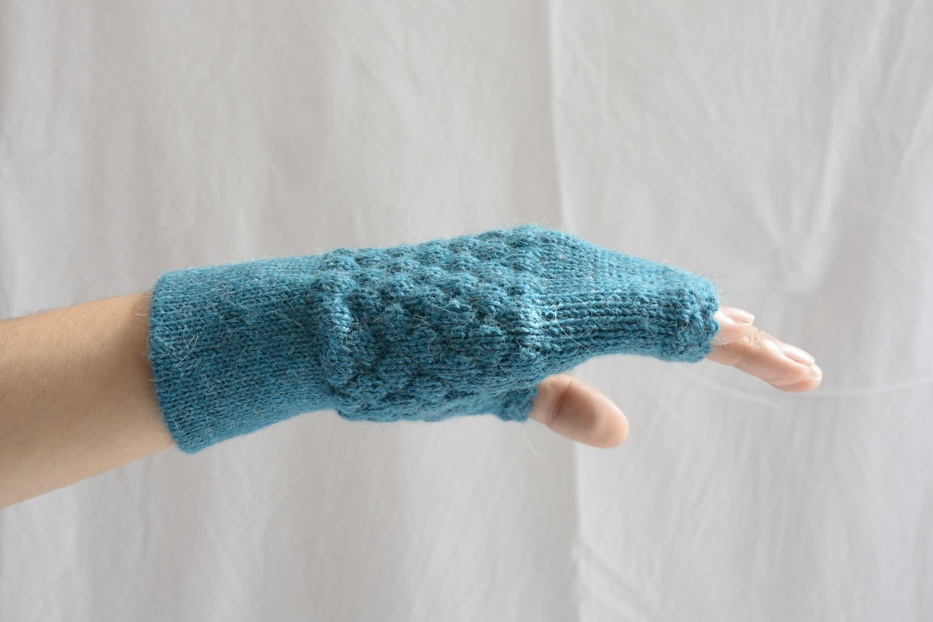 Hand_with_peruvian_alpaca_mitten_blue_aqua