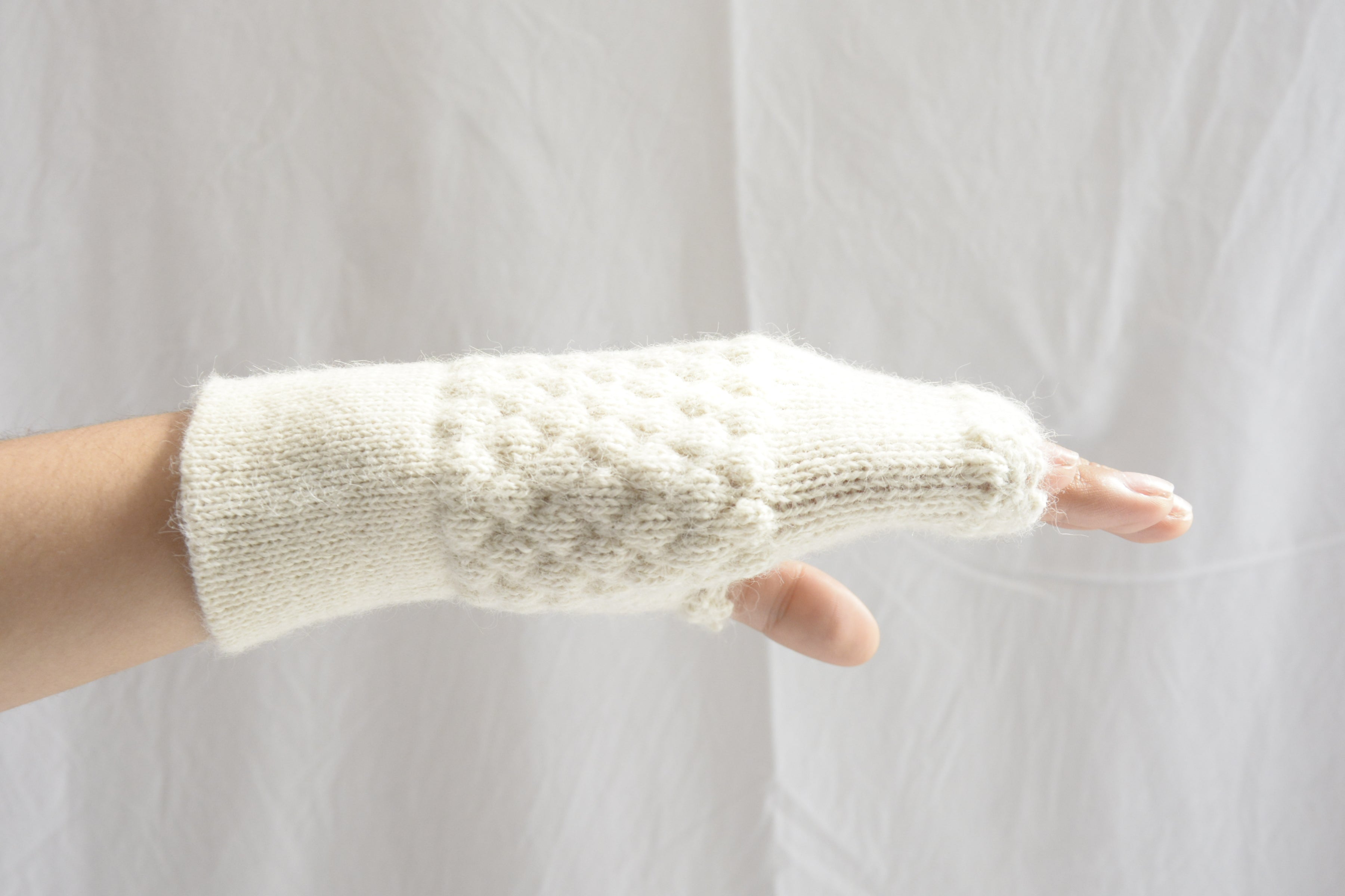 Hand_with_peruvian_alpaca_mitten_white