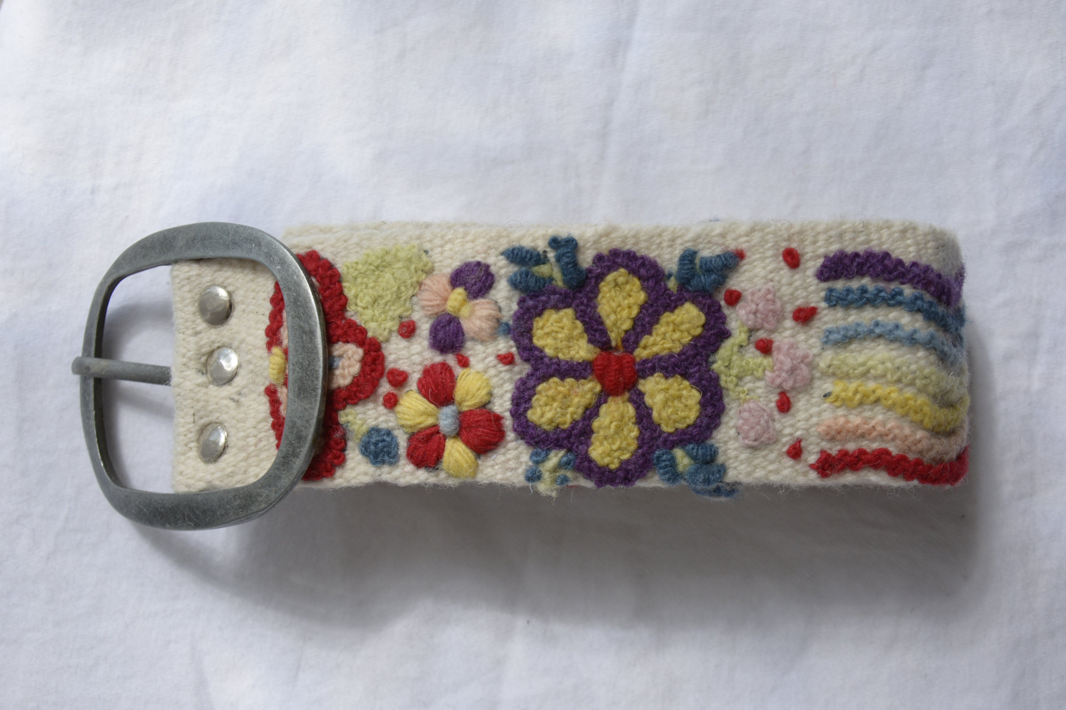 Alpaca_wool_clothing_white_belt_flower_pattern_buckle