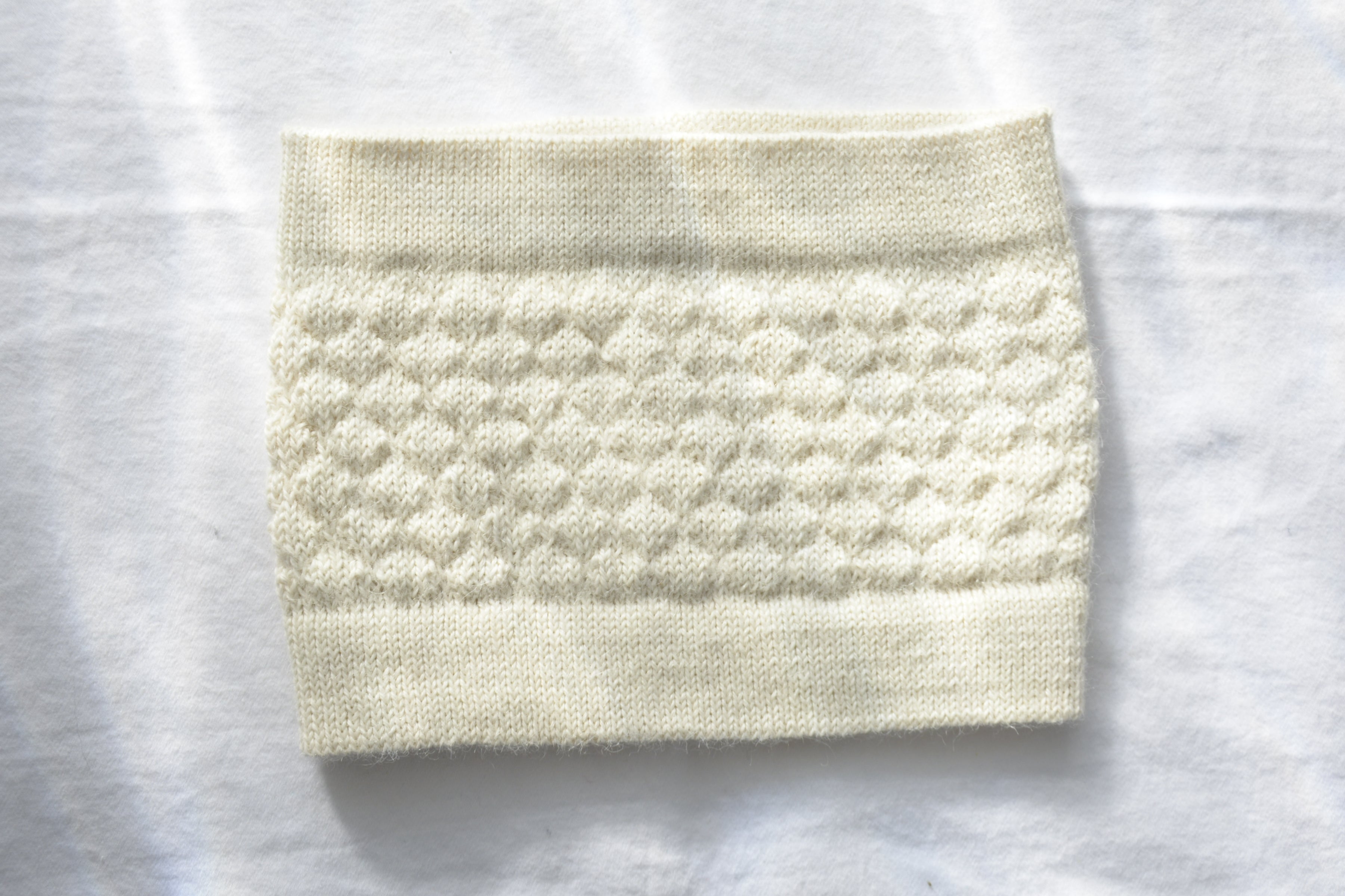 Head_band_honeycomb_pattern_white_alpaca_wool

