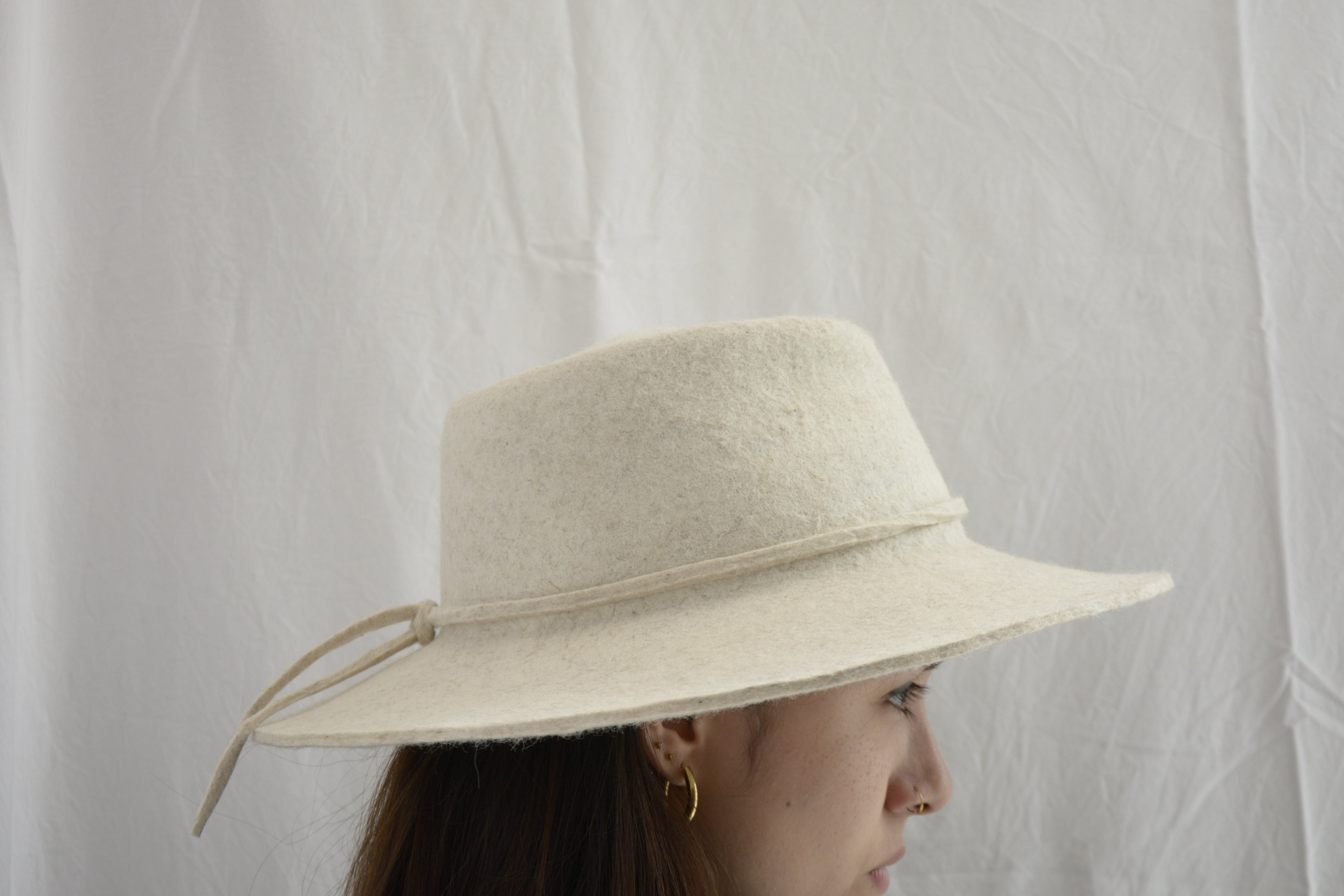 Woman_wearing_cream_peruvian_wool_hat
